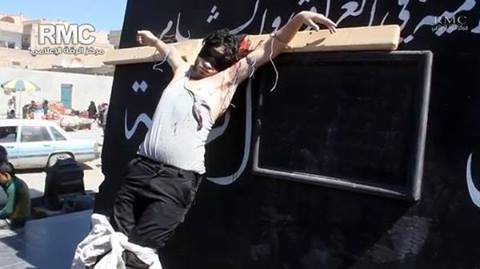 إرهاب داعش: قتل شاب وصلبه في الرقة+صورة