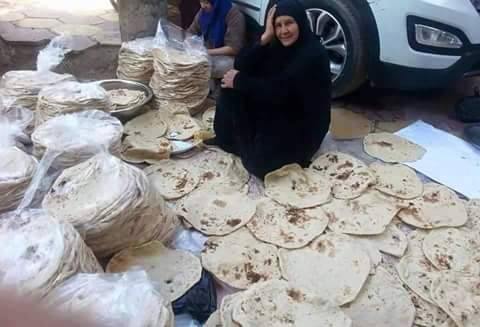 بالصورة :إمرأه عراقيه تعد الخبز لابناء الحشد الشعبي