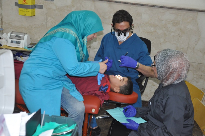 بالصور:كادر طبي اوربي امريكي متخصص يتبرع بمعالجة ايتام الحشد الشعبي في كربلاء