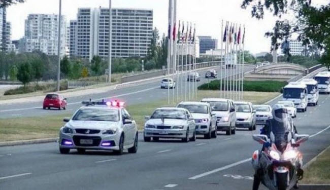 صورة.. رئيس دولة يوقف موكبه.. لسبب غريب!