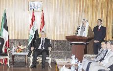 طالباني يهدي نجل امير الكويت في ختام زيارته لإقليم كردستان بندقية صدام حسين