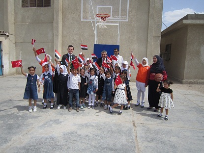 القنصل التركي بالبصرة يلعب كرة السلة في احدى مدارسها (مصور)