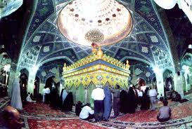 سوريا :صلوات جماعة ودعاء في مرقد السيدة رقية بنت الحسين وتبضع الناس من سوق الحميدية