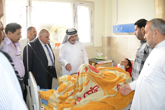 المفتش العام لديوان الوقف الشيعي يتفقد جرحى الحادث الاجرامي في كلية الامام الكاظم