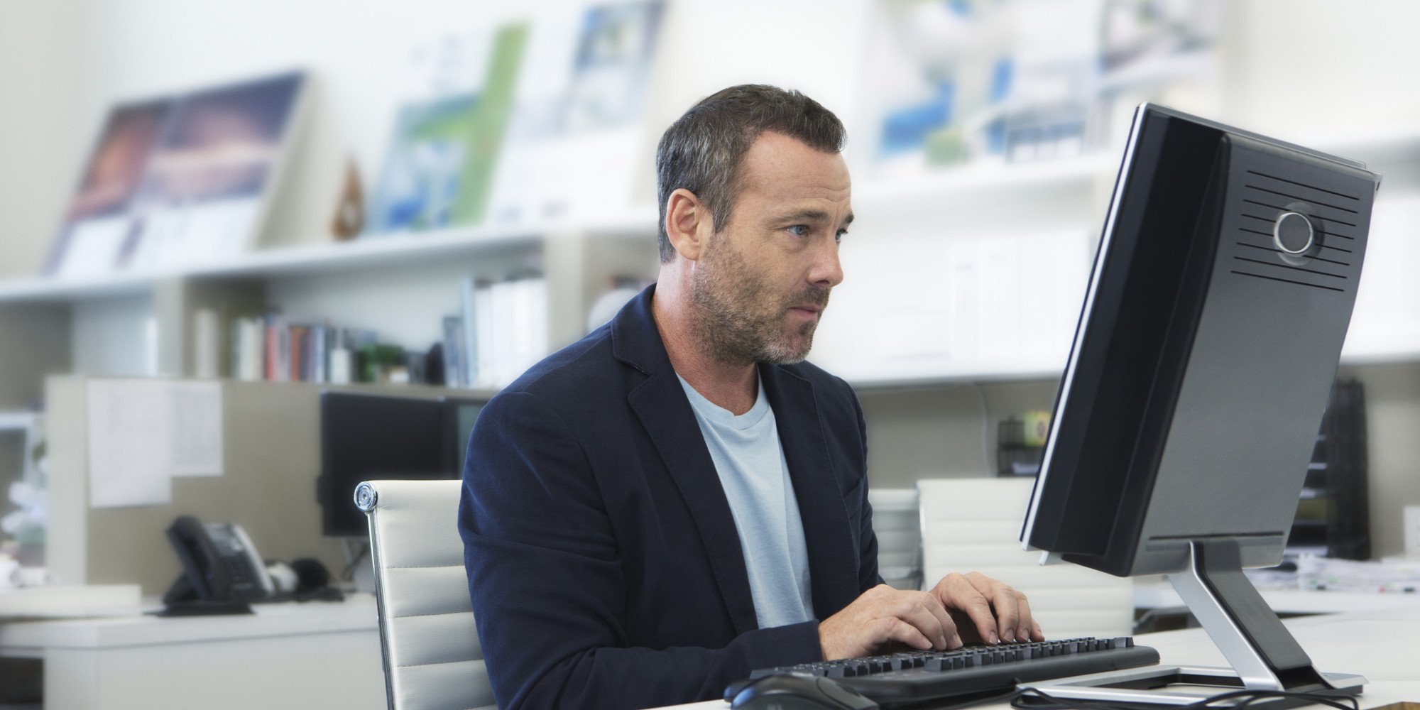 احذروا.. الجلوس لفترات طويلة ينذر بأمراض القلب