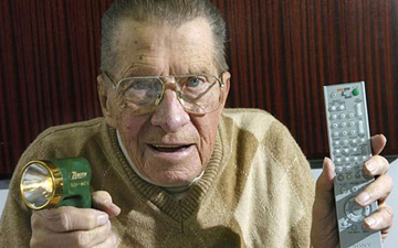 وفاة مخترع "الريموت كنترول" الأمريكي يوجين بولي عن عمر يناهز 96 عاما
