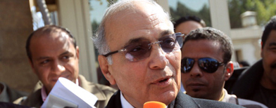 شفيق يتعرض للرشق بالاحذية اثناء الادلاء بصوته