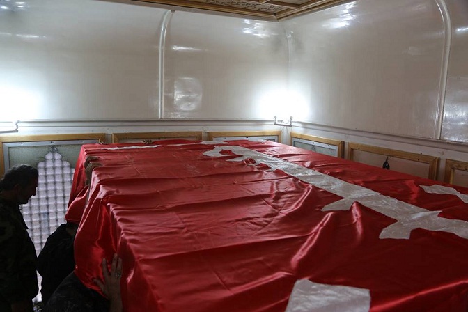 عاجل :راية قبة الامام الحسين عليه السلام  داخل شباك ضريح السيدة زينب بانتظار رفعها على قبتها المباركة (مصور)