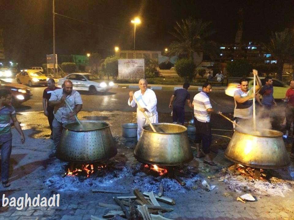 بالصور :مسيحي  في بغداد يقوم بالطبخ لخدمة زوار الإمام الكاظم عليه السلام