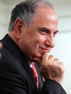 مسؤول امريكي:واشنطن ترفض الغالبية السياسية ولا فيتو على الجلبي لرئاسة الحكومة