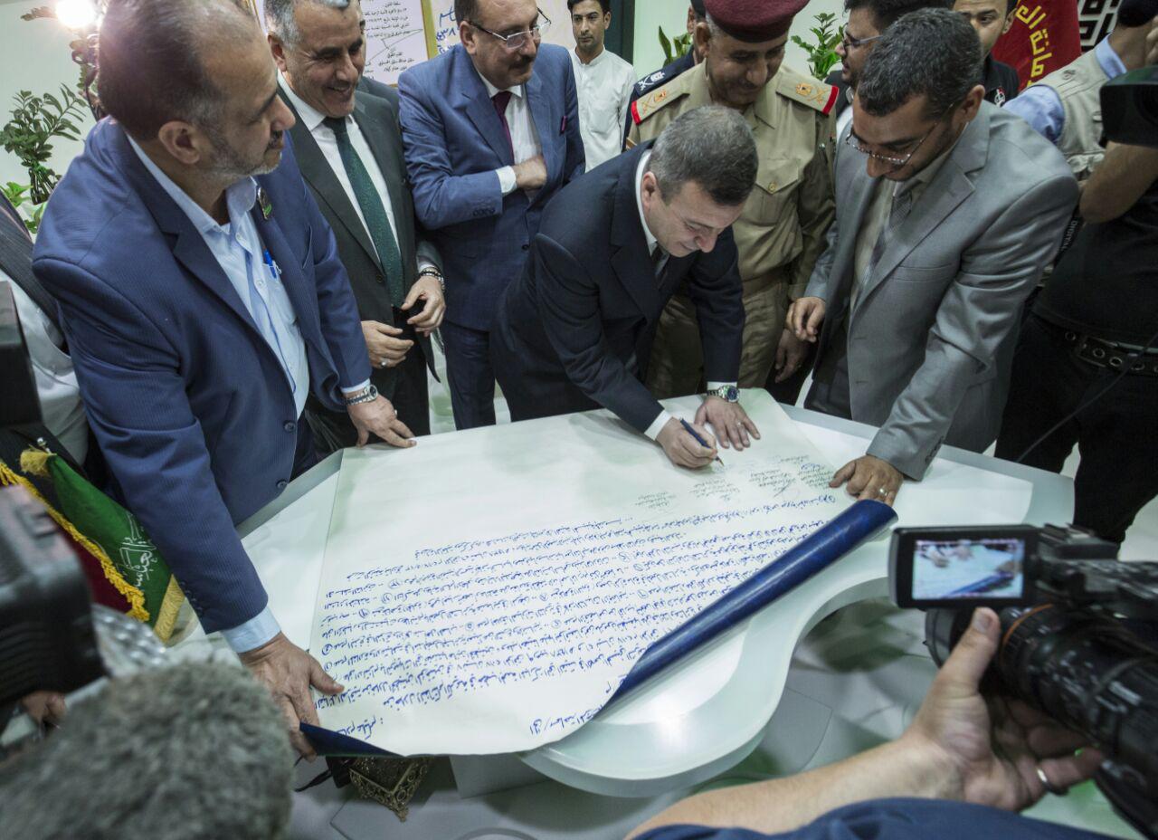 بالصور: هذا ما تعهد به شيوخ عشائر العراق في صحن الامام الحسين (ع)