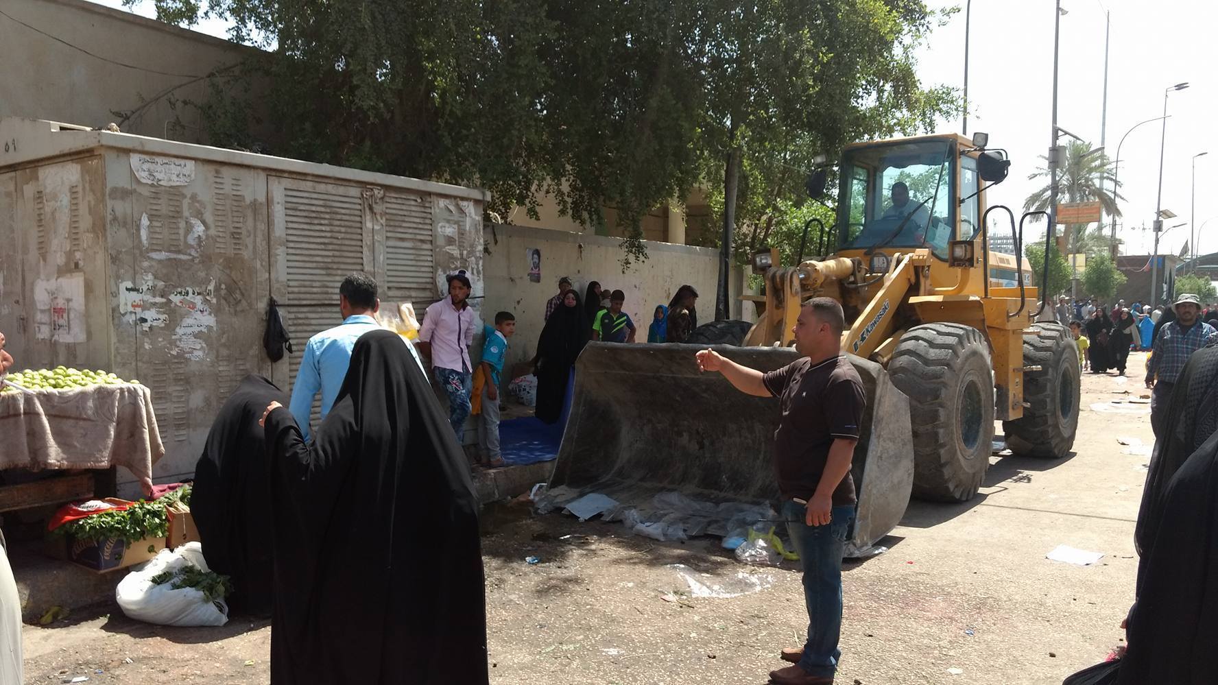 بالصور:بلدية كربلاء حملة لإزالة التجاوزات في شارع الجمهورية ومدخل كربلاء / النجف