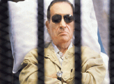 محامي مبارك: خلال 30 يوما "مبارك" خارج السجن