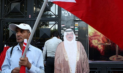 ايرانيون يحاكمون ملك البحرين قرب السفارة البحرينية في طهران (مصور)