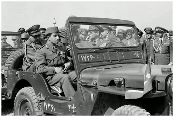 من الارشيف ملك العراق في سيارة جيب عسكرية يقودها شاه ايران عام 1957