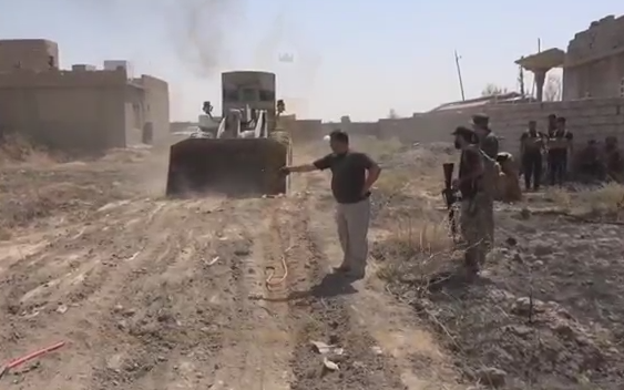 بالفيديو: لواء علي الاكبر يطهر مركز قضاء بيجي ويفتح عدد من الطرق بإتجاه القطعات الامامية