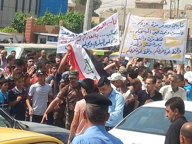 بالصور أهالي قضاء الهندية يتوجهون نحو المجلس البلدي مطالبين باقالة القائممقام.