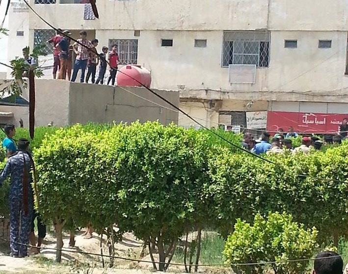 بالصور: متظاهرون يقتحمون مجلس قضاء طوريج ويحاصرون من فيه