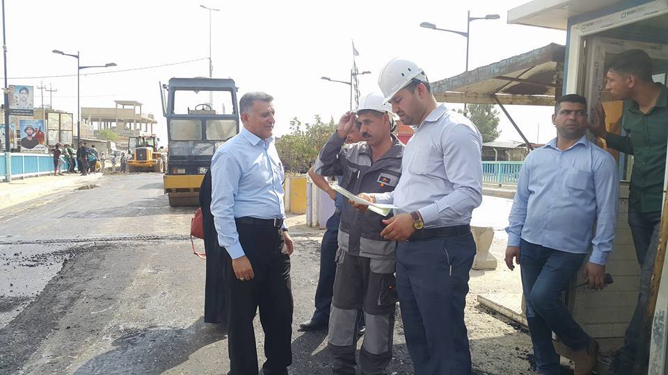 كربلاء:قطع الطريق الرئيسي في قضاء الهندية لتصليح التخسفات وقائممقام القضاء ينفي علاقة الامر بالانتخابات (مصور)