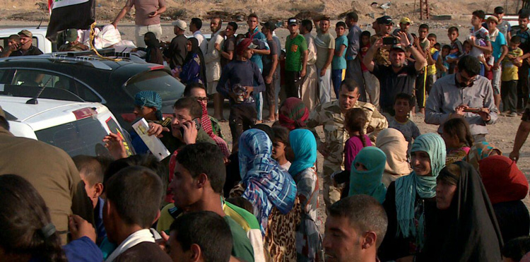 بالصور:اهالي كربلاء المقدسة يقدمون مساعدات انسانية وغذائية للهاربين من داعش في الحويجة والشرقاط