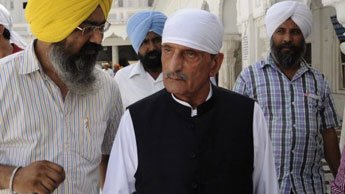 وزير باكستاني يعرض 100 ألف دولار لمن يقتل مخرج الفيلم المسيء للنبي محمد (ص)