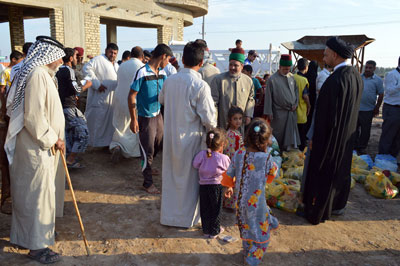 وفد من عتبات كربلاء يمثل المرجع السيستاني ينقل مساعدات انسانية لناحية الضلوعية ويمنح عوائل الشهداء 50 مليون دينار