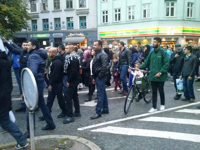 تقرير مصور من العاصمه الدنماركيه كوبنهاكن لمسيره ضد داعش بمشاركة اعضاء من الاحزاب الدنماركيه والجاليه العربيه والاسلآميه