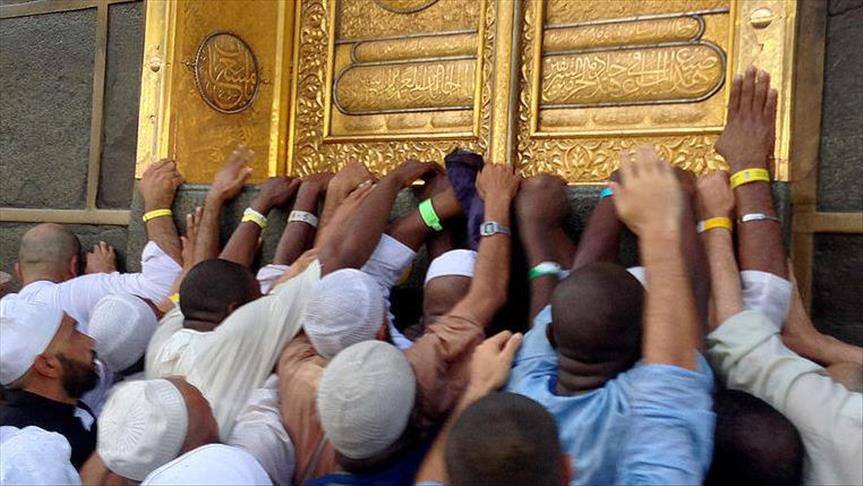 الكعبة‬ المشرفة ترتدي كسوتها الجديدة