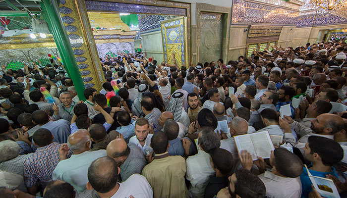 بالصور:في كربلاء زوار الإمام الحسين يوم عرفة يبتهلون إلى الله لنصر العراقيين في معركتهم ضد الإرهاب والفساد