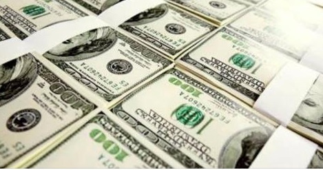 نصف طن من الدولارات بمنزل مسؤول كبير في جهاز مكافحة الفساد