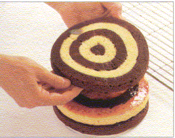 لص روسي يسرق كعكة ويطلب من الضحية استدعاء الشرطة