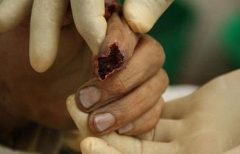 تقرير مصور : القوات السعودية تمثل بجثث الشبان في القطيف لاسباب طائفية