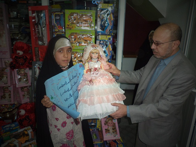 كربلاء :مؤسسة الاخاء الخيرية تقوم بتوزيع اموال وهدايا مع ذبح 50 خروفا وتوزيعها على الايتام والمتعففين