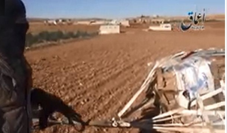 انتشار فيديو لطائرات أميركية تلقي أسلحة لـ"داعش"!!