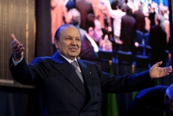 جزائري معاق ترك رضيعه أمام قصر "بوتفليقة تنديدا بسوء وضعه الاجتماعي