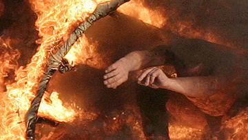 زوجة تحرق زوجها النائم بسبب الغيرة