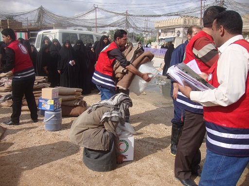 الهلال الاحمر في كربلاء يوزع سلات غذائية وحصص إغاثية على العوائل المتضررة من مياه الامطار