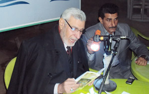 كربلاء :امسية للشاعر عودة ضاحي التميمي على ضوء المصباح اليدوي