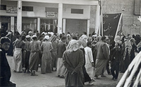 صورة ارشيفية لمواكب الاربعين وسط كربلاء في بداية سبعينات القرن الماضي