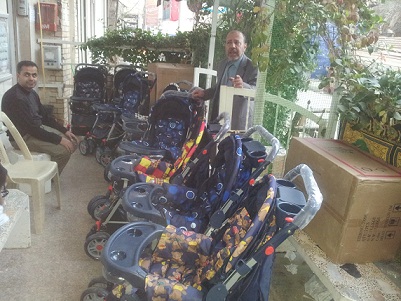 مؤسسة خيرية في كربلاء توزع عربات اطفال على المشاة من زوار الاربعين