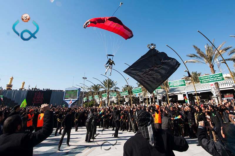 بالصور:مظلي دولي يقفز من ارتفاع أكثر من 2500 قدم ويهبط في منطقة بين الحرمين وسط كربلاء