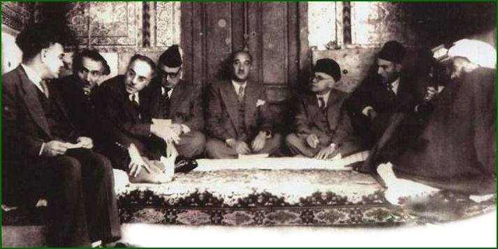 الجواهري في الصحن الحسيني الشريف قبل القاء قصيدته (آمنت بالحسين) يوم 1947.11.26 ومعه المرجع محمد حسين كاشف الغطاء