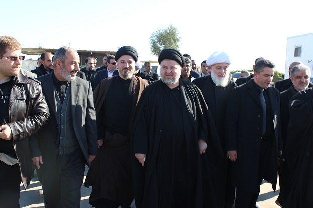 وكيل المرجع السيستاني السيد جواد الشهرستاني يشارك زوار الامام الحسين بالسير نحو كربلاء يرافقه محافظا كربلاء والنجف