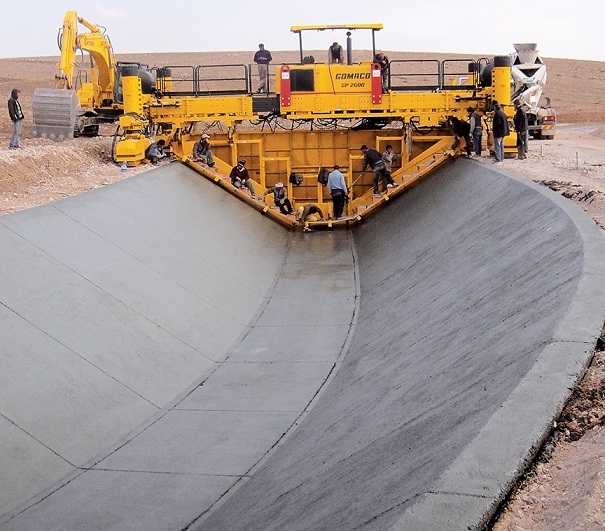 بالصورة :آليات ومعدات لتغليف الانهر نفتقد لمثلها ..!