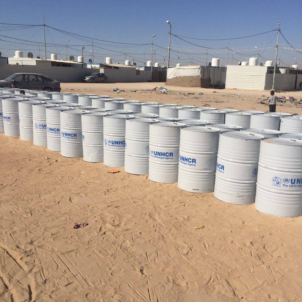 منظمة دولية إنسانية توزع النفط الأبيض على العوائل النازحة في كربلاء