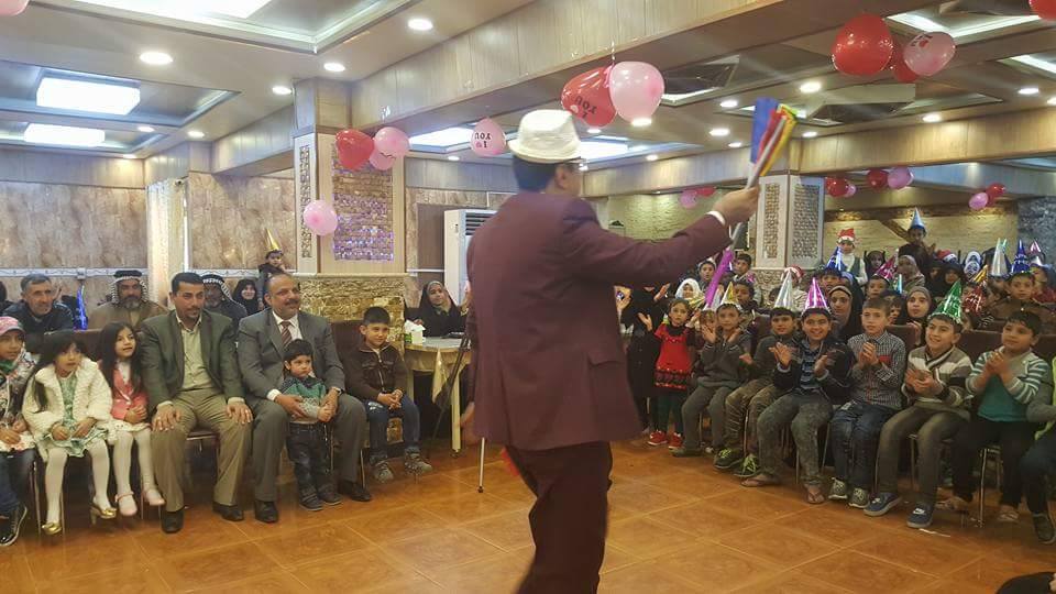 بالصور:الفنان هاشم سلمان يحيي حفلا للايتام في كربلاء