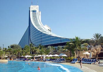 دبي تبني هرما سكنيا صديقا للبيئة