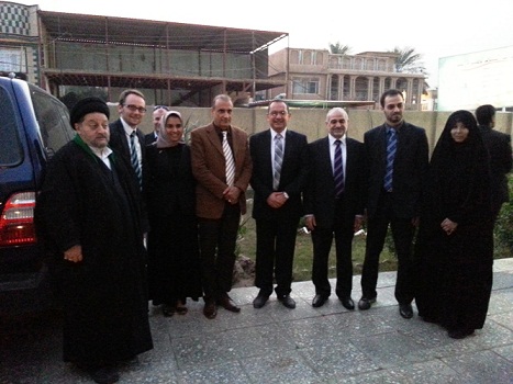 السفير البريطاني يزور العتبة العلوية ويلتقي بساسة النجف (مصور)