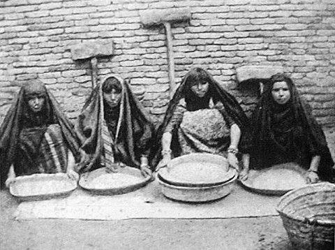 صورة ارشيفية لبائعات (الكيمر) عام 1912