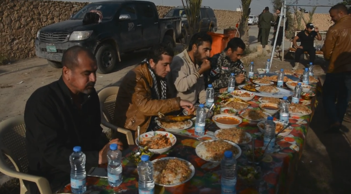 فيديو: شاهد ماذا قدم الحشد الشعبي للهاربين من الشرقاط بعد استقبالهم